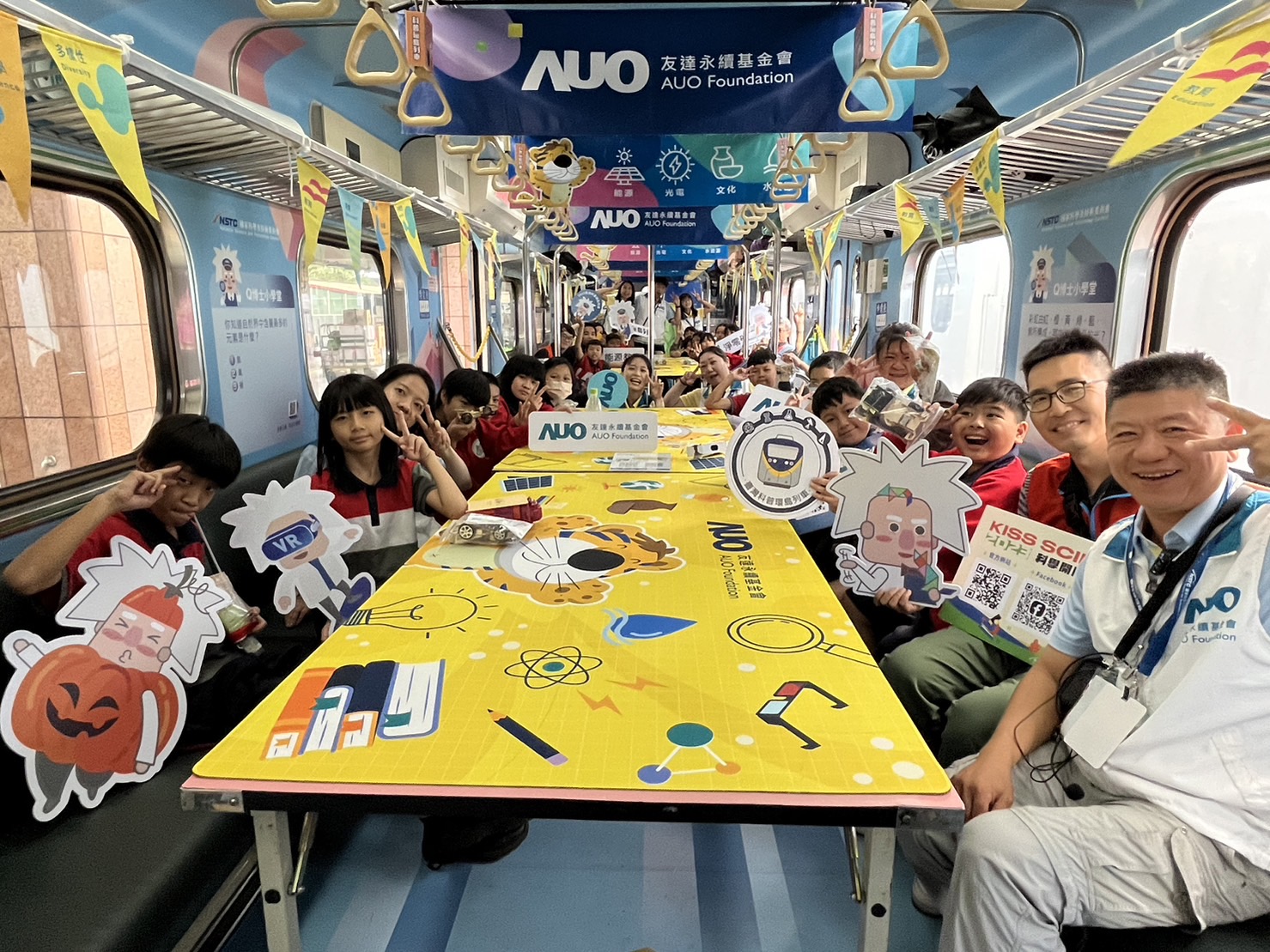博天堂永續基金會參與「臺灣科普環島列車」，設計基礎科學車廂課程，以「淨零碳排和永續能源」為主題，讓學生透過創意實驗認識淨零知識，以及思考生活中的減碳行為