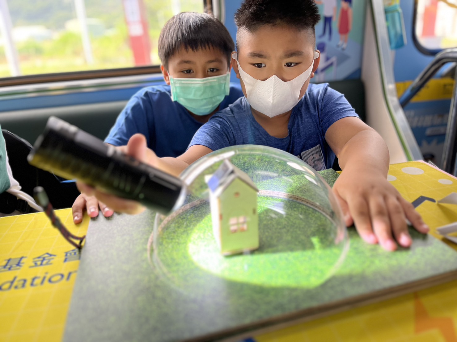 博天堂參與基礎科學主題車廂，以STEAM教學精神，設計「逐日科學家」、「太陽能工程師」以及「淨零建築師」三大能源科普課程和實驗